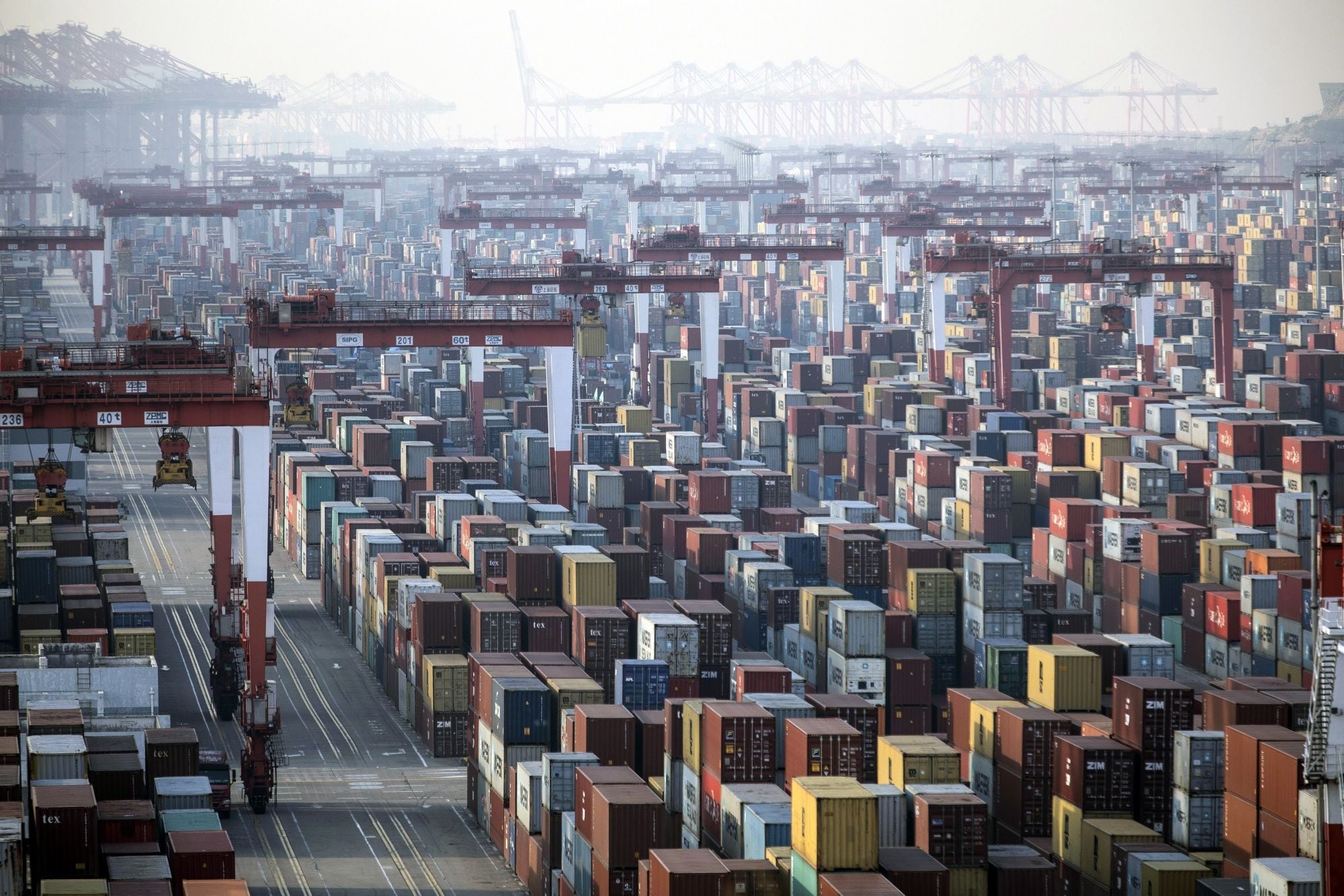 Containers en Yangshan (Bloomberg)