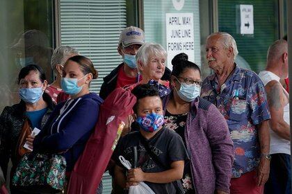 Foto de archivo de un grupo desempleado pidiendo ayuda en Frankfort, Kentucky.  18 de junio de 2020. REUTERS / Bryan Woolston