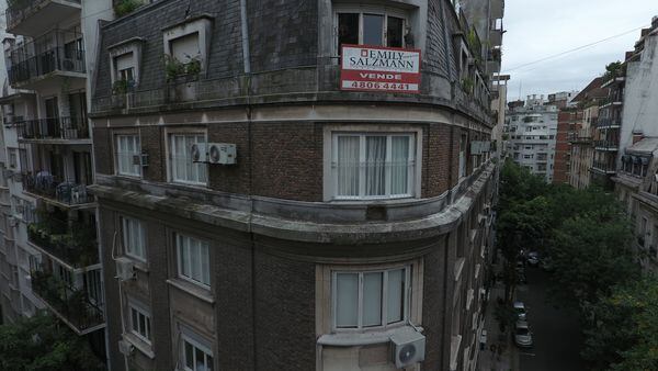 Frente del edificio en el que vive Cristina Kirchner en Capital; su departamento es el de la ventana que está debajo del cartel de venta