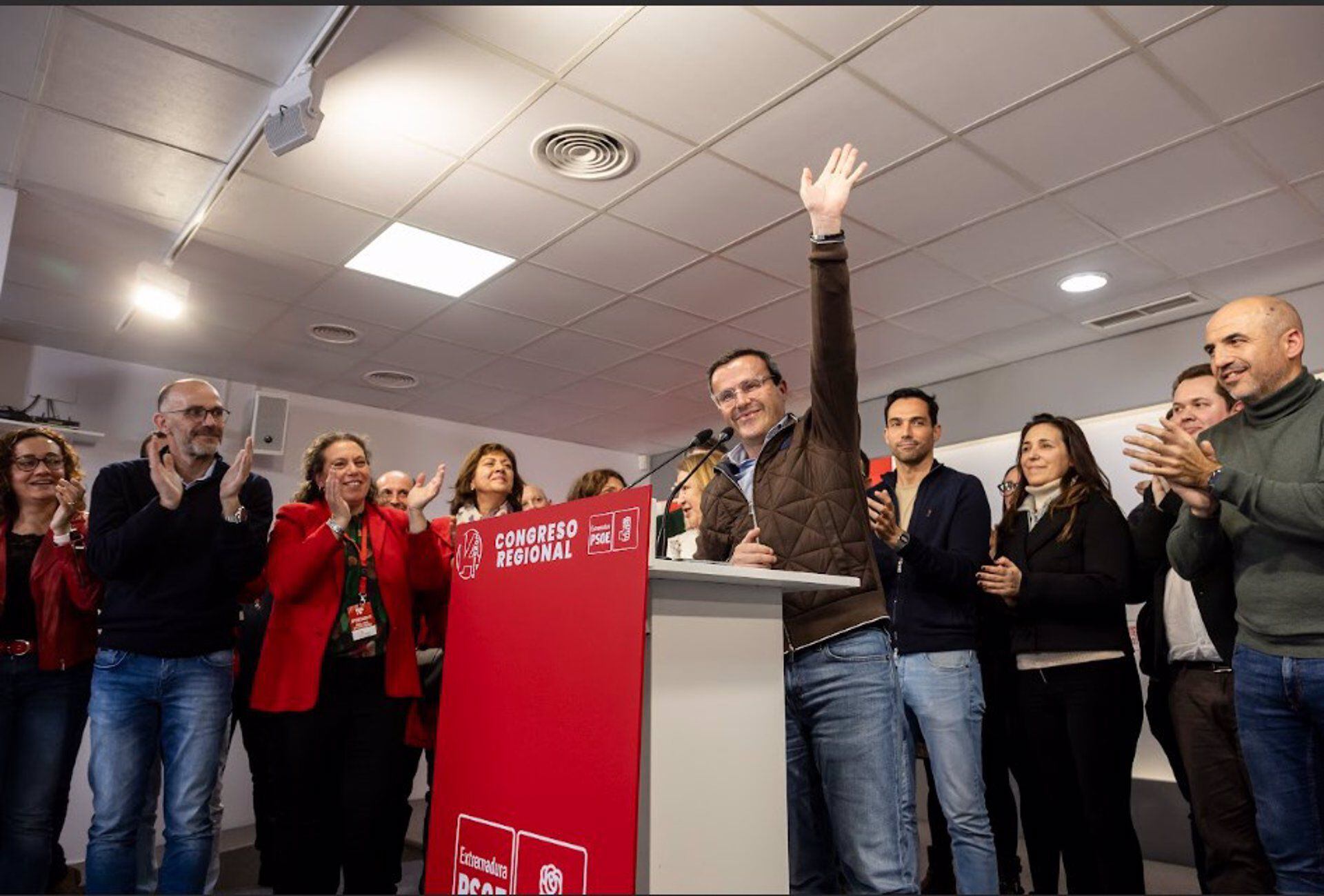 Gallardo se compromete a “trabajar cada día del año” para conseguir que PSOE “vuelva a enamorar a los extremeños”