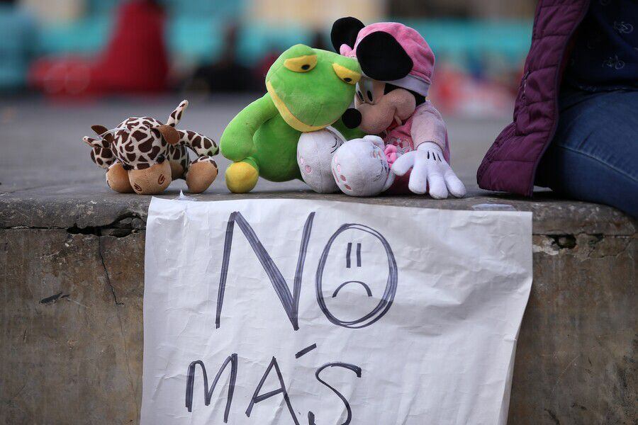 Colectivo de madres de niños y niñas que han sido víctimas del abuso y violencia infantil realizaron un plantón en la plaza de Bolivar para exigir a los congresistas que esta problemática sea incluida en la agenda legislativa. | Camila Díaz -Colprensa