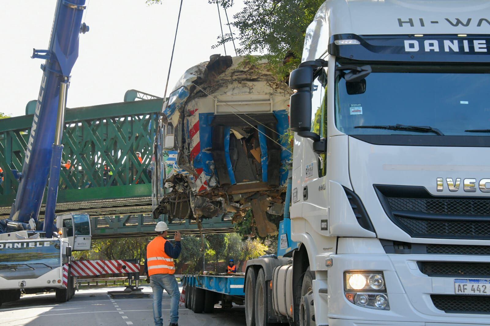 Trasladan los vagones por el choque de trenes en Palermo