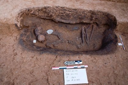 Gli archeologi egiziani che lavorano nel delta del Nilo hanno scoperto dozzine di tombe rare risalenti all'era pre-dinastica che risalgono al periodo prima dell'emergere dei regni faraonici in Egitto più di 5.000 anni fa (Reuters)