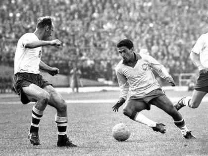 Garrincha brilló en todas las canchas, pero cuando murió en la miseria fue velado en el Maracaná, donde miles de personas acudieron a la despedida.