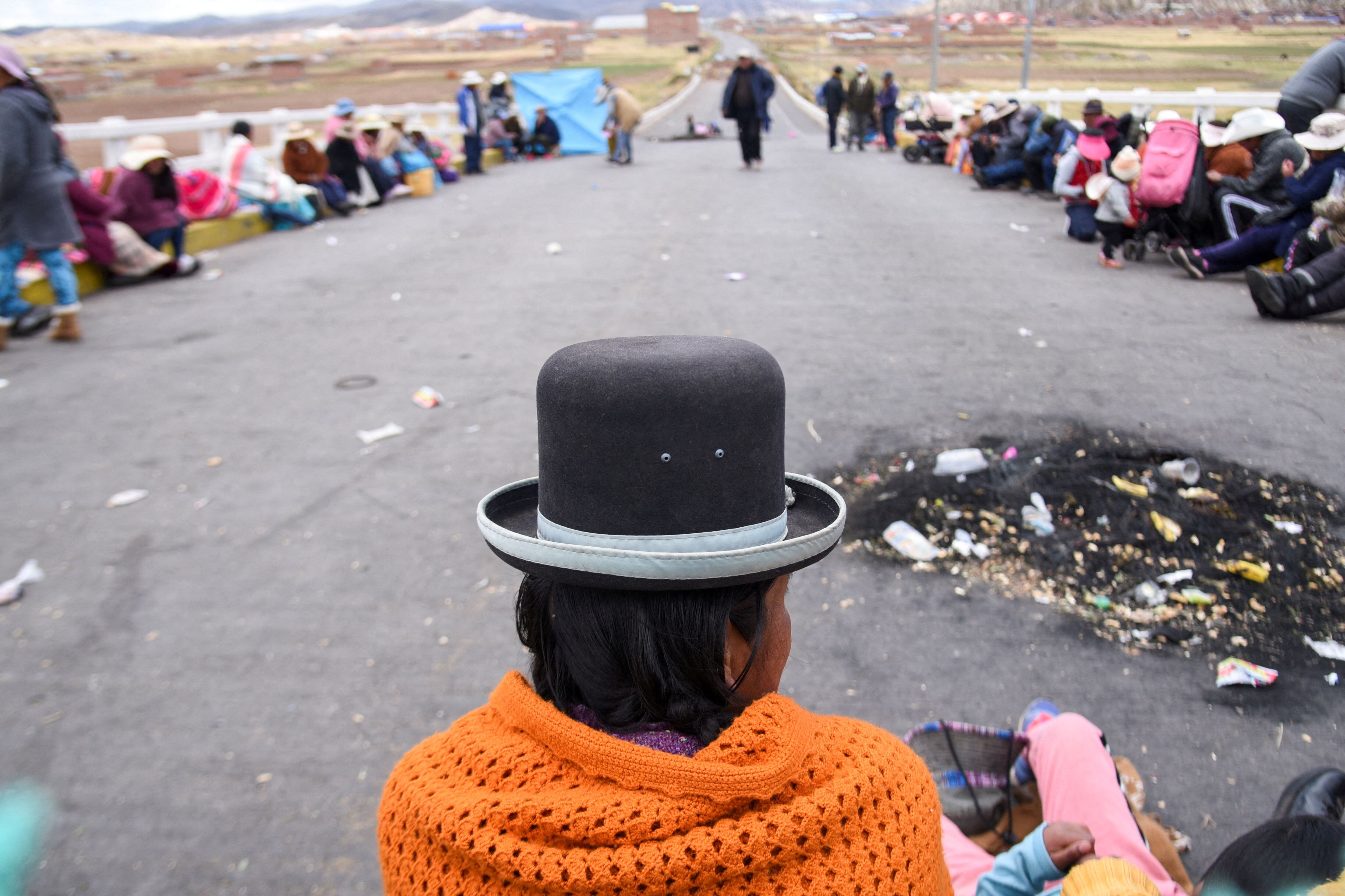 FILE PHOTO: An indigenous woman blocks the Desaguadero at the border between Bolivia and Peru as demonstrators demand the resignation of Peruvian president Dina Boluarte, in Desaguadero, Peru January 26, 2023. REUTERS/Claudia Morales/File Photo