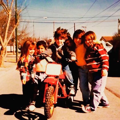 Kevin a los 4 años sobre su primera moto (@kevinmaxbenavides).