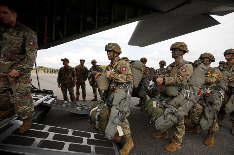 Paracaidistas del Ejército de Estados Unidos abordan un avión antes de un salto combinado con el Ejército colombiano en la base militar de Tolemaida (Archivo REUTERS/Jonathan Drake)