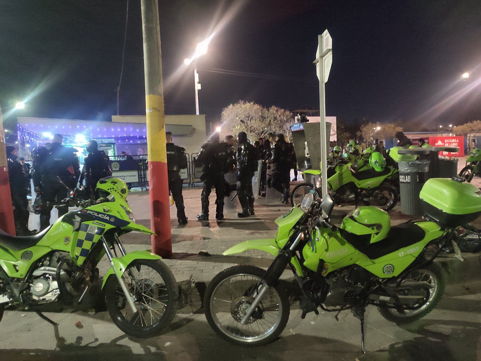 La gente en Bogotá salió a las calles para manifestarse contra CAI en el barrio Kennedy, donde una mujer sospechosa fue detenida con explosivos.