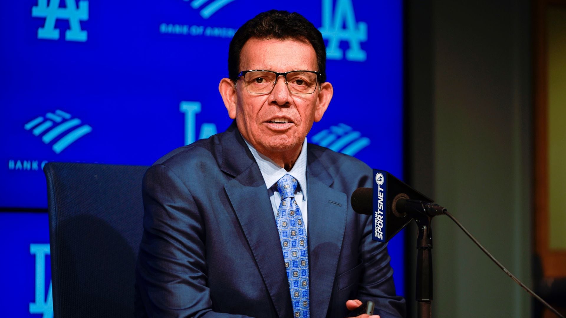 Fernando Valenzuela sigue hospitalizado en Los Ángeles (AP Foto/Ryan Sun)