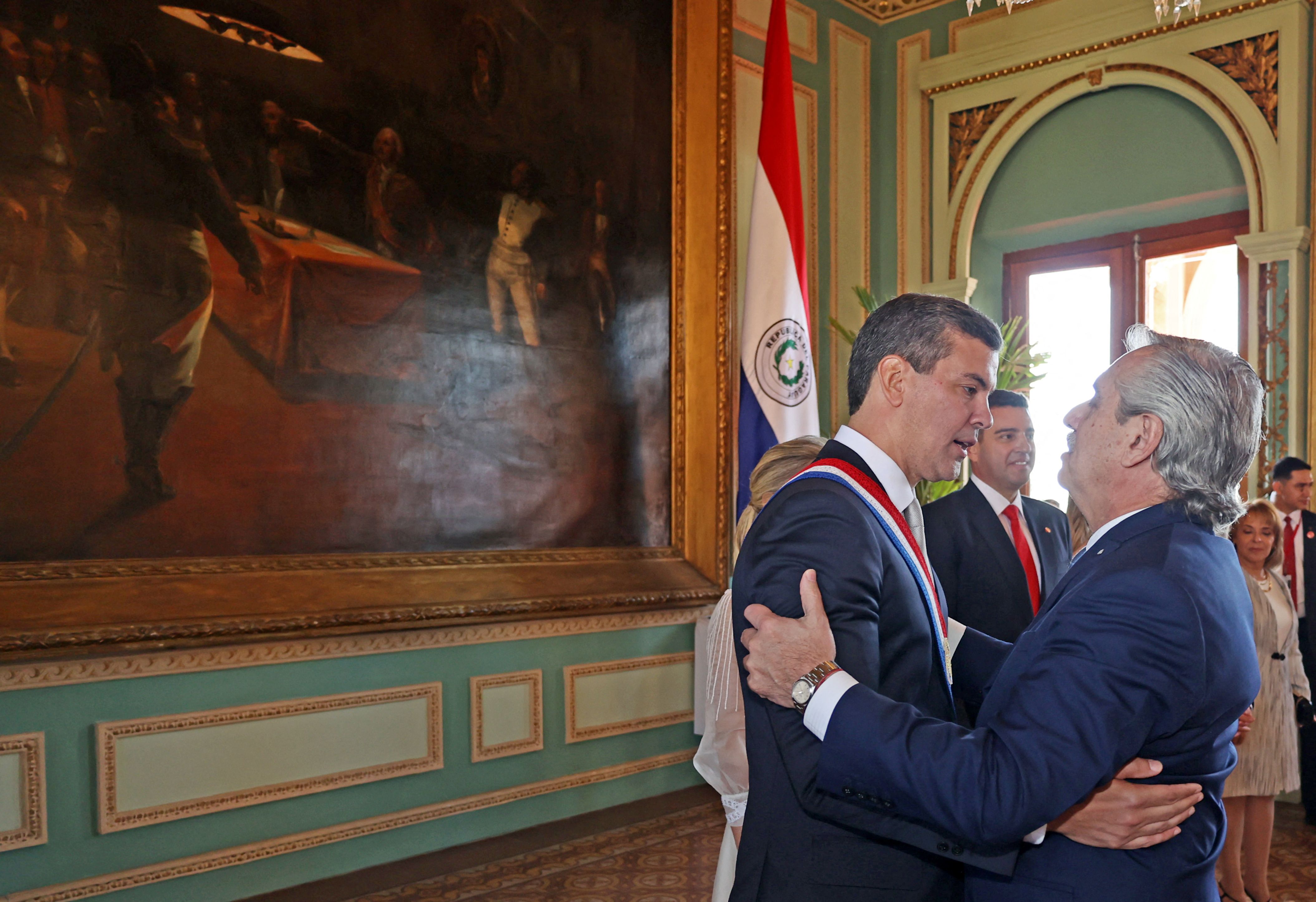 El abrazo, el 15 de agosto, entre el presidente Alberto Fernández y su par paraguayo, Santiago Peña. FOTO: Presidencia de Paraguay Presidency/Handout via REUTERS 