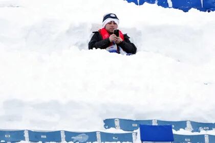 Un aficionado se sienta en la nieve durante un partido entre los Pittsburgh Steelers y los Buffalo Bills en el Highmark Stadium. Crédito obligatorio: Kirby Lee-USA TODAY Sports/Archivo