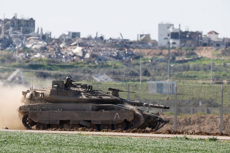 FOTO DE ARCHIVO: Un tanque militar israelí circula por la frontera entre Israel y Gaza mientras regresa de la franja de Gaza, en medio del actual conflicto entre Israel y el grupo islamista palestino Hamás, en el sur de Israel. 29 de febrero de 2024 (REUTERS/Amir Cohen/Archivo)