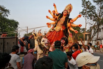 Devotees unload a sculpture of the Hindu goddess Durga to immerse themselves in the River Ganges on the last day of the Durga Puja festival amid the spread of coronavirus disease (COVID-19), in Kolkata, India on October 26, 2020. REUTERS / Rupak De Chowdhuri