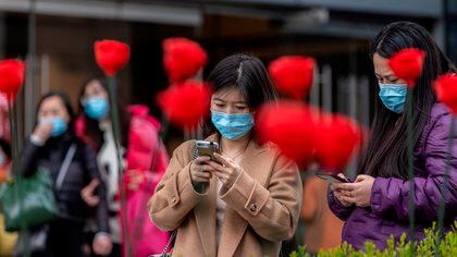 La Comisión Nacional de Sanidad de China anunció hoy la detección de 8 nuevos contagios del coronavirus SARS-CoV-2 en el país asiático este lunes, diagnosticados todos ellos a viajeros procedentes del extranjero, los conocidos como casos "importados". EFE/EPA/ALEX PLAVEVSKI
