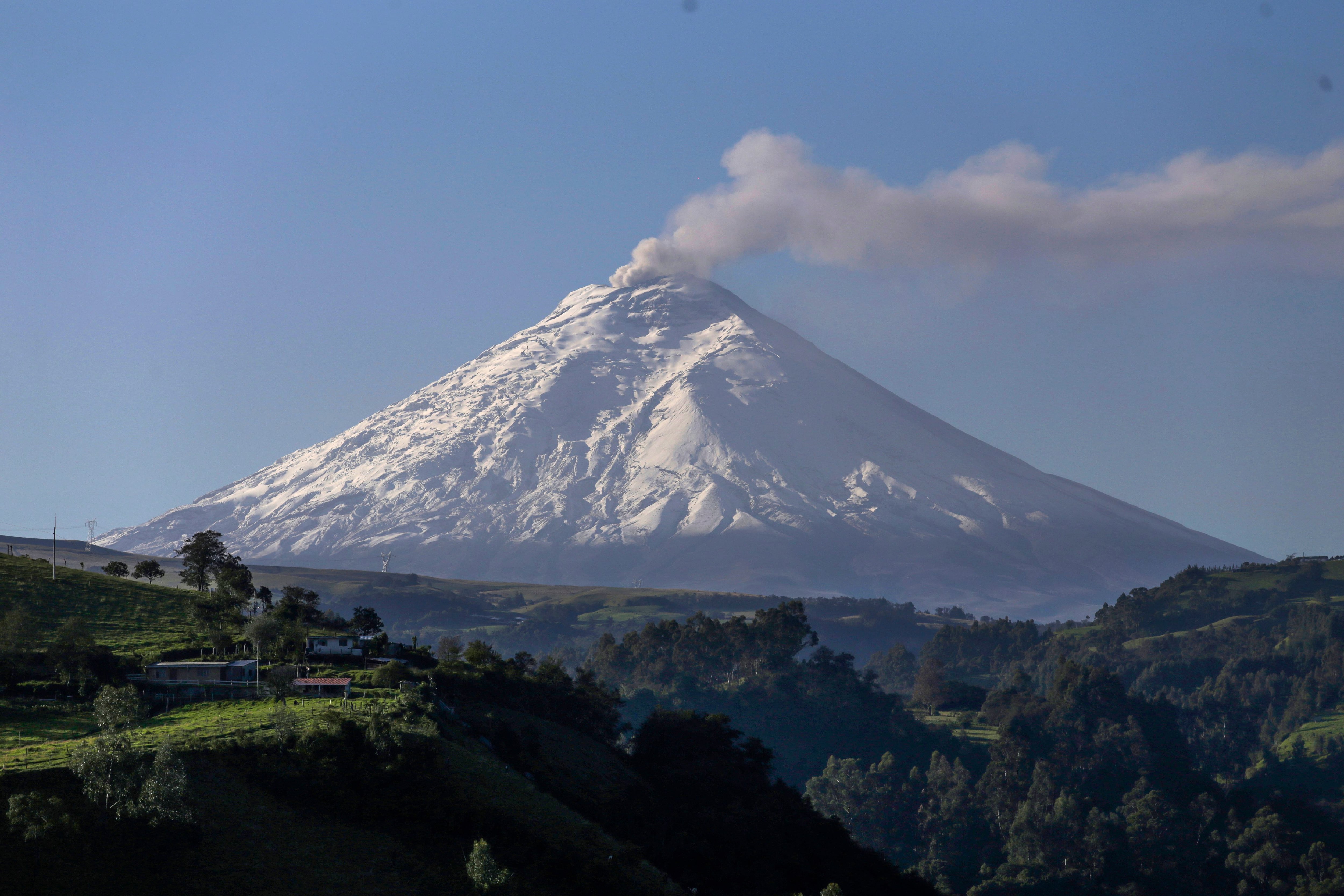 El volcán Cotopaxi de Ecuador volvió a emitir una columna de ceniza -  Infobae