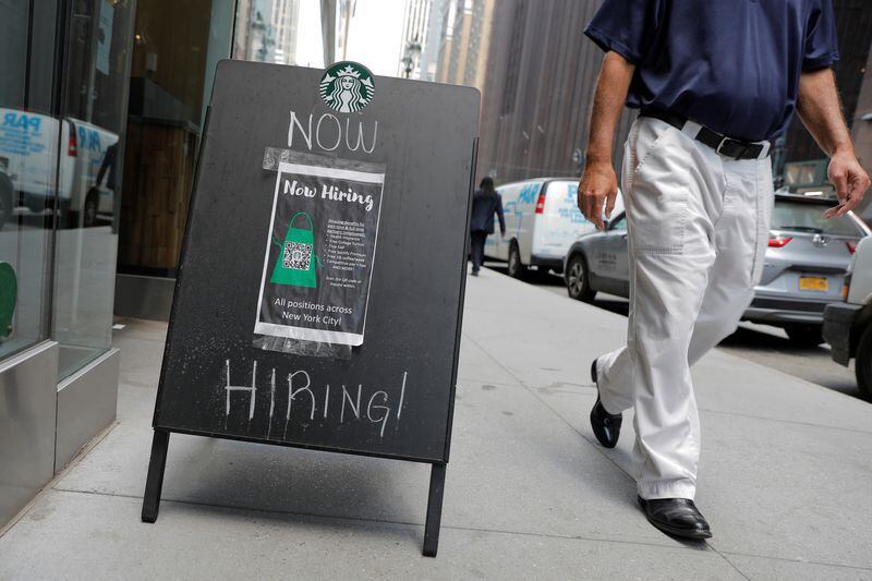 Un cartel que anuncia ofertas de empleo se ve fuera de un Starbucks en Manhattan, Nueva York, Estados Unidos. REUTERS/Andrew Kelly/Archivo