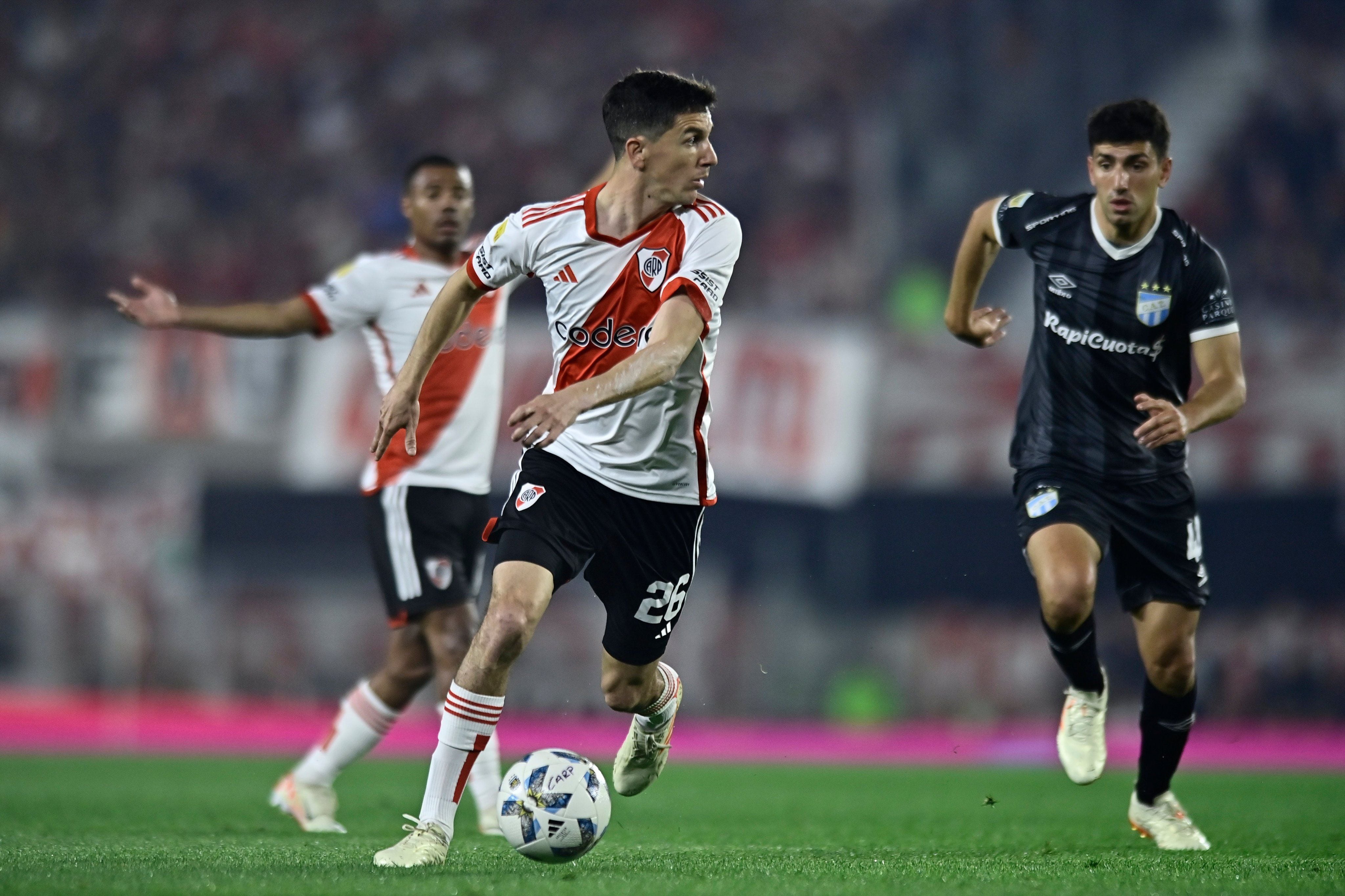 Nacho Fernández controla el balón (@RiverPlate)