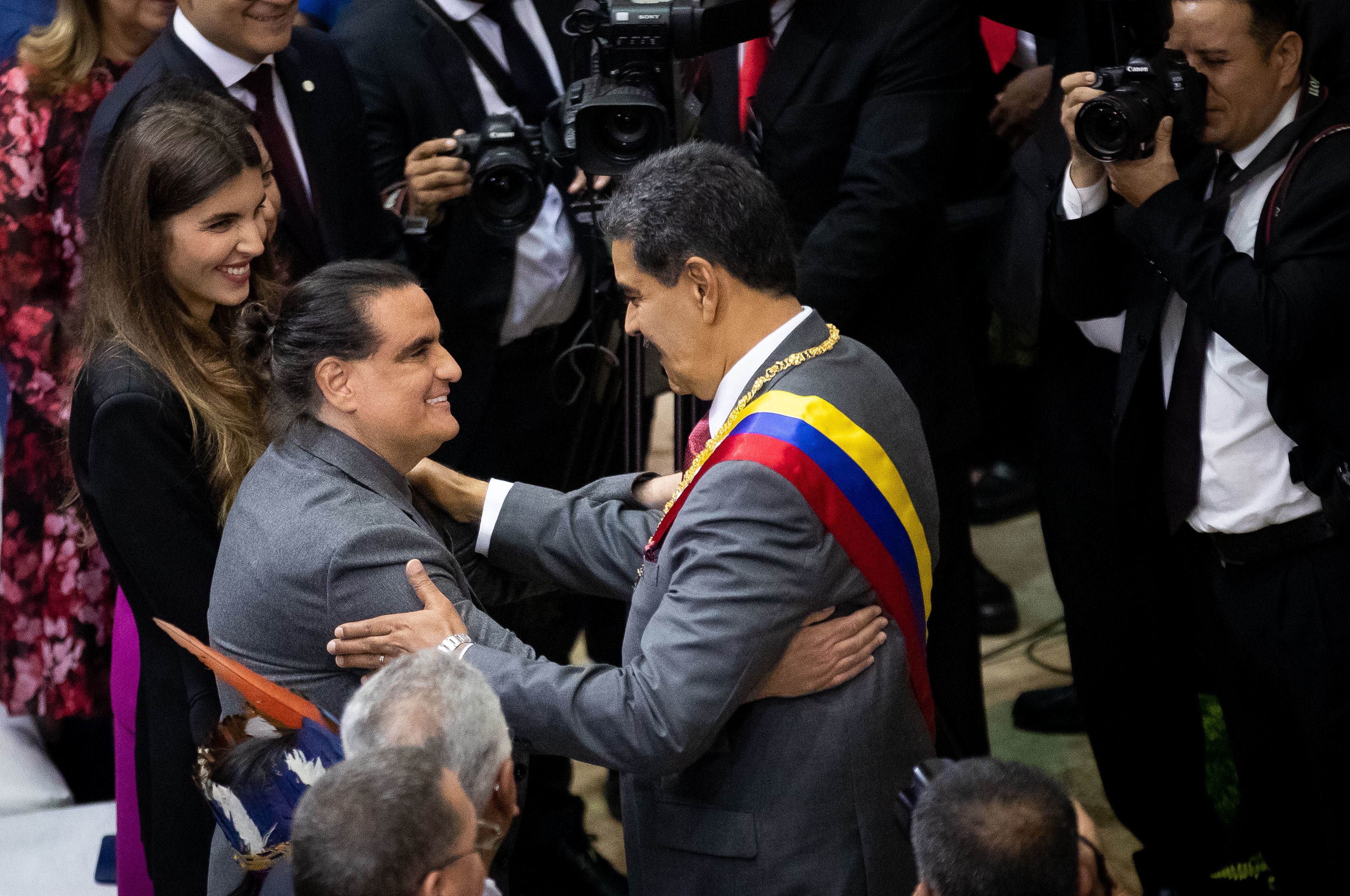 El dictador venezolano, Nicolás Maduro (c), saluda al testaferro colombiano Alex Saab (i), liberado recientemente por EE.UU. en un acuerdo con el régimen venezolano, antes de presentar su rendición de cuentas ante la Asamblea Nacional (AN, Parlamento), de contundente mayoría oficialista, hoy, en Caracas (Venezuela). EFE/Rayner Peña R. 