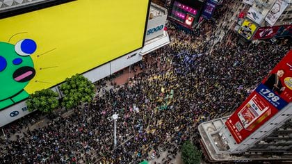 Las protestas prodemocráticas en Hong Kong son multitudinarias, pero China insiste en que la ley solo afecta a una minoría (AFP)