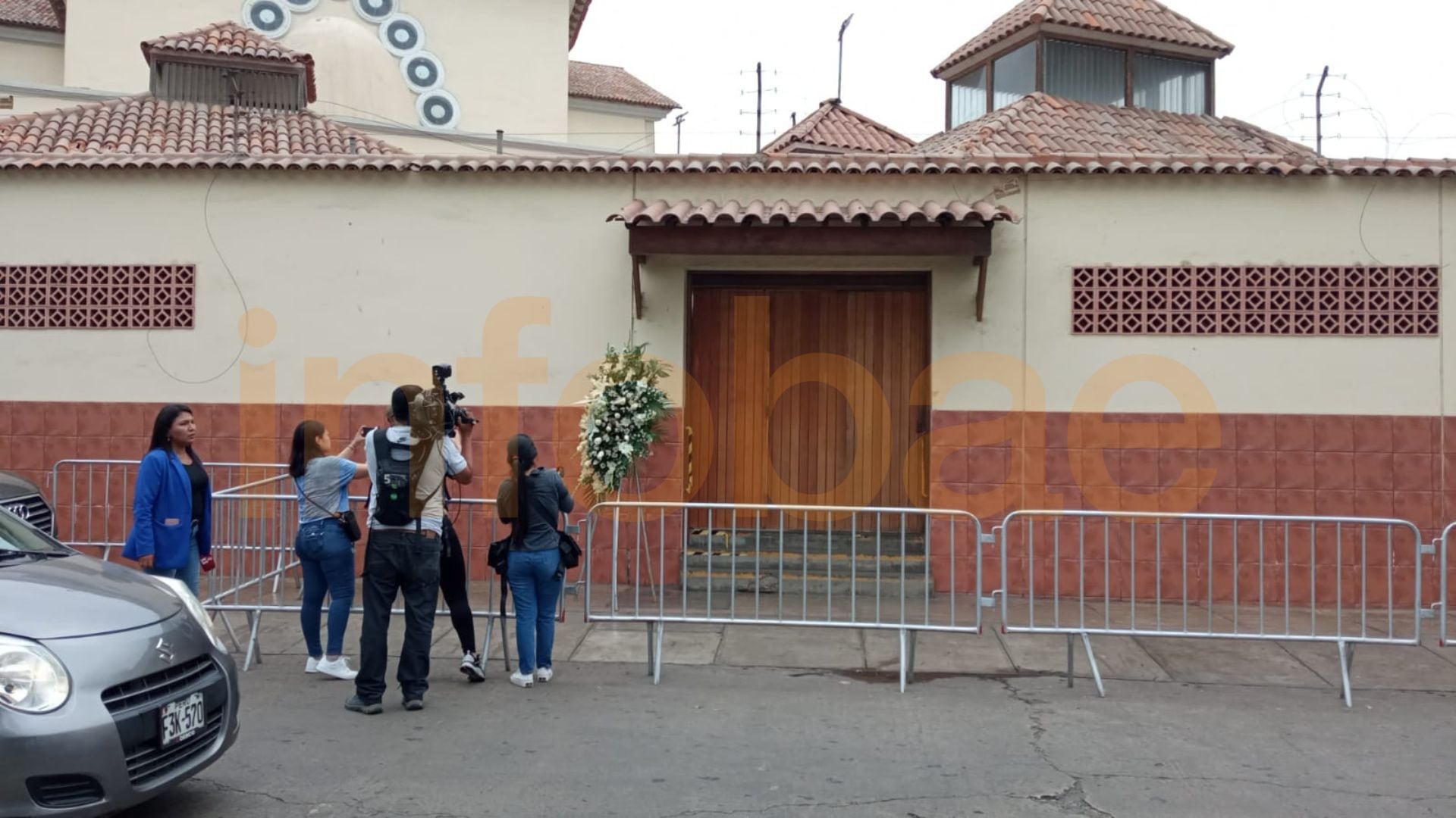 Todo va quedando listo para el velorio de Pedro Suárez Vértiz en el velatorio de la iglesia Vírgen de Fátima de Miraflores | Infobae / Paula Elizalde