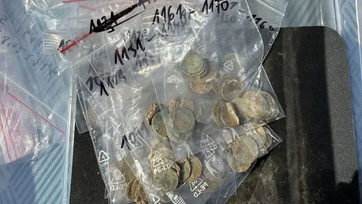 Arqueólogos investigan origen de la plata usada en las monedas descubiertas. (Instituto de Arqueología de la Academia Checa de Ciencias)