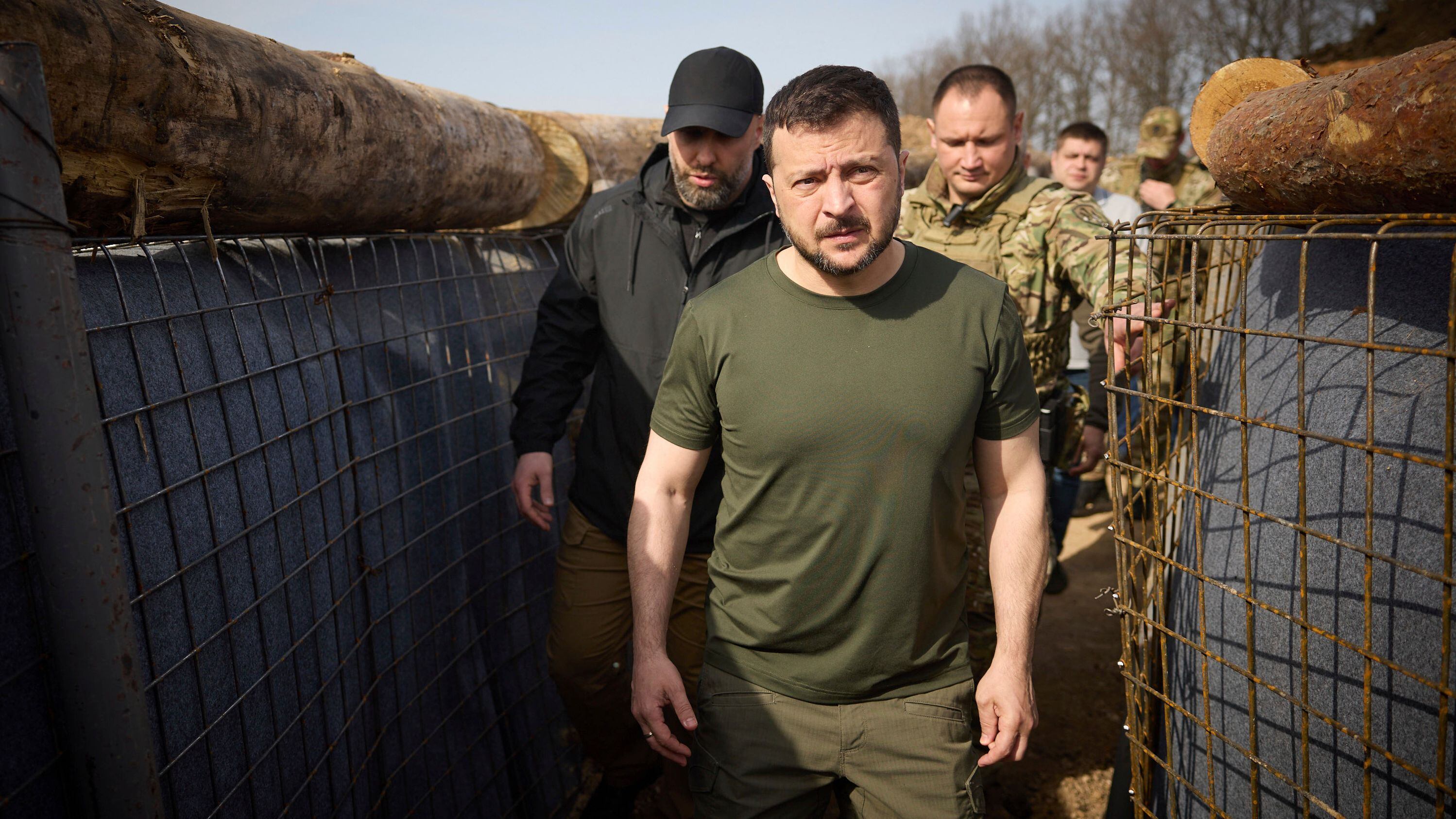 En esta foto facilitada por la Oficina de Prensa Presidencial de Ucrania, el presidente ucraniano Volodymyr Zelenskyy inspecciona las líneas de fortificación en la región de Kharkiv, Ucrania, el martes 9 de abril de 2024. (Ukrainian Presidential Press Office via AP)