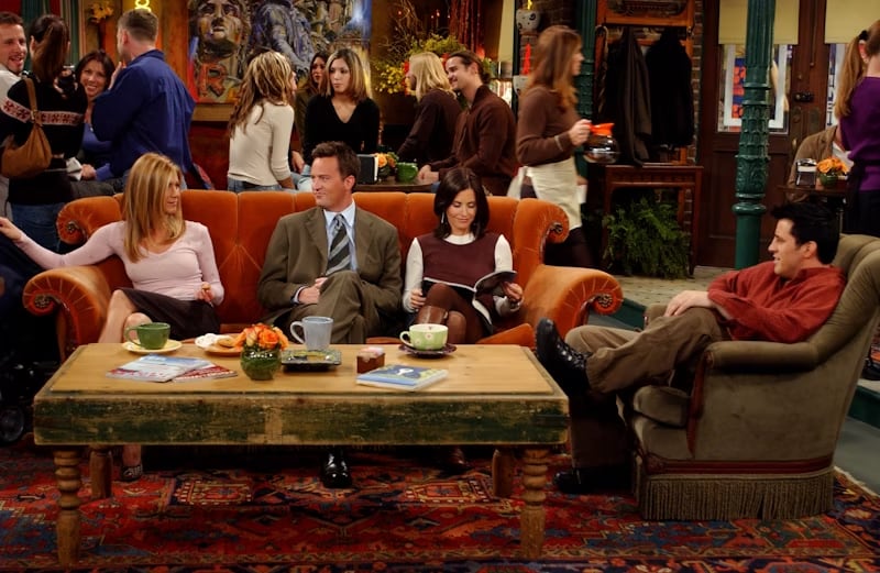 El sillón naranja del bar Central Perk sale a remate a raíz de los 30 años de la serie