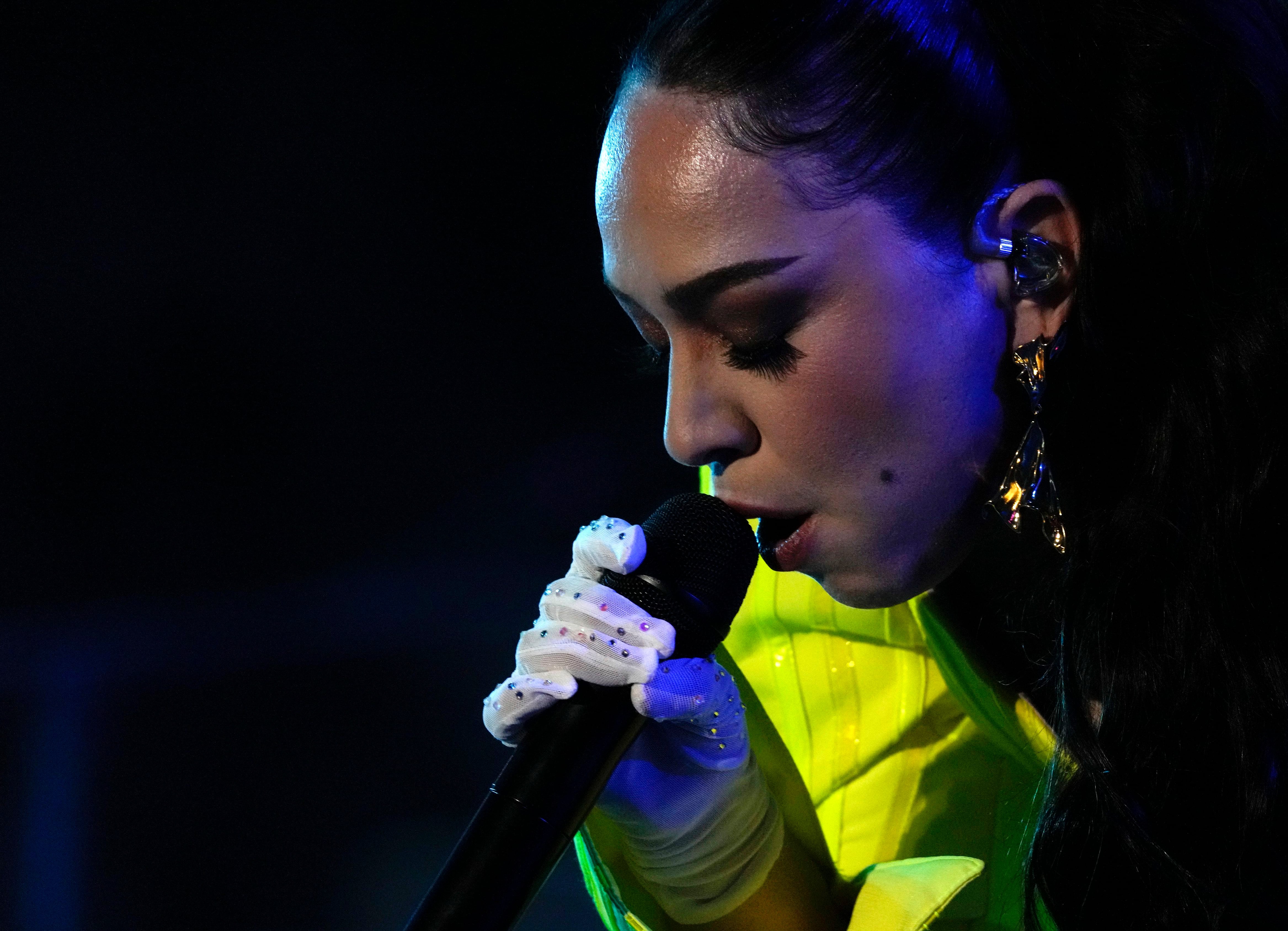 La cantautora mexicana Carla Morrison durante su presentación en el festival Vive Latino en la Ciudad de México el sábado 18 de marzo de 2023. (Foto AP/Fernando Llano)