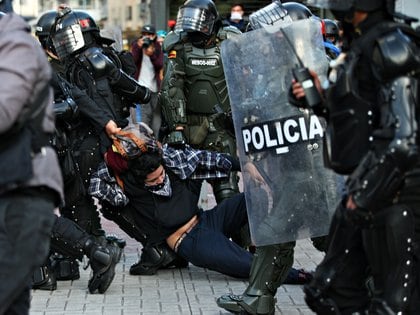 Detención de fuerzas de seguridad durante una manifestación en Colombia.  Foto: REUTERS / Luisa Gonzalez