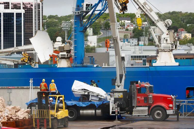 Una vista del barco Horizon Arctic, mientras regresan piezas rescatadas del sumergible Titán de OceanGate Expeditions, en el puerto de St. John, Terranova, Canadá, 28 de junio de 2023 (REUTERS/David Hiscock)