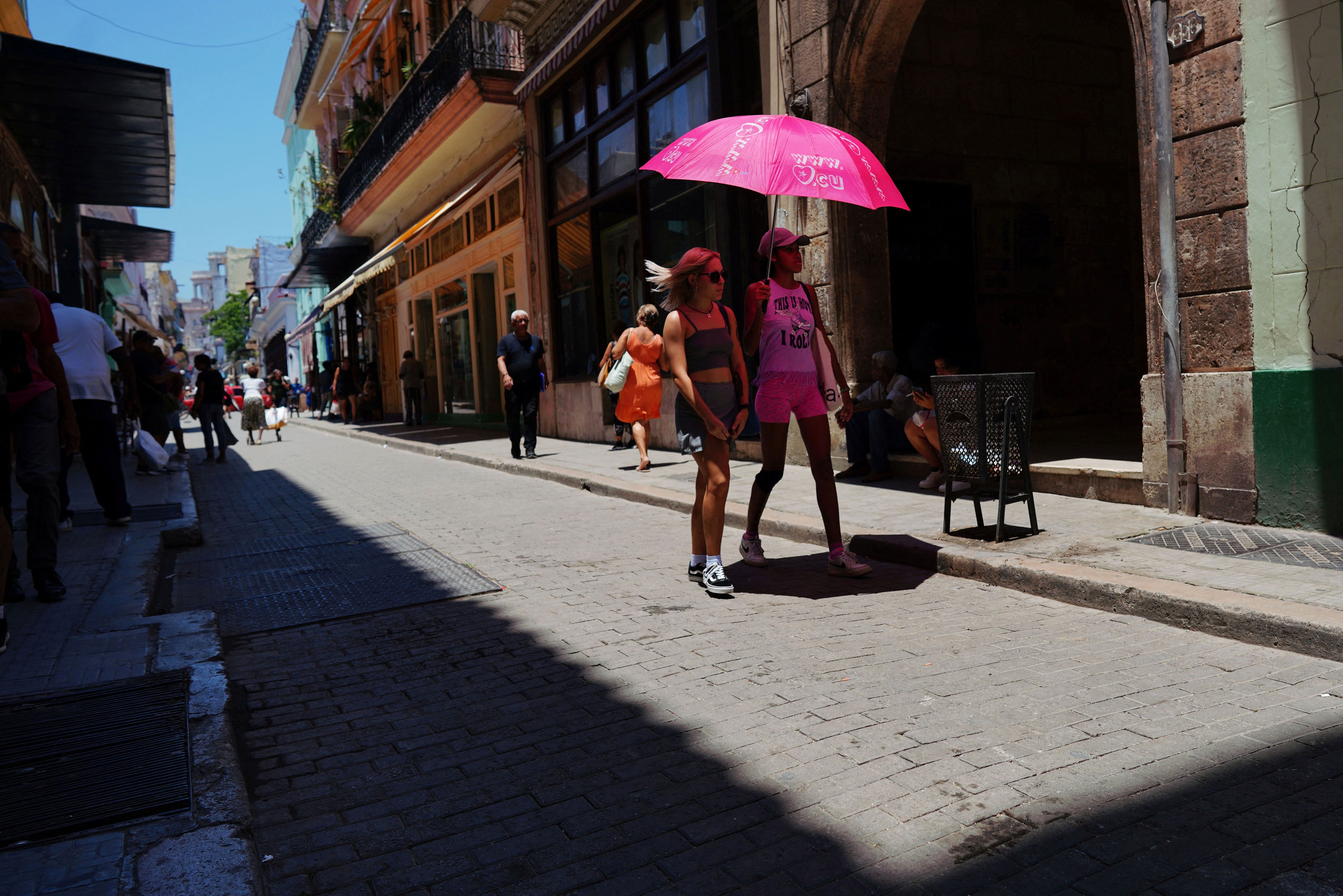 Pessoas andando por Havana. REUTERS/Alexandre Meneghini 