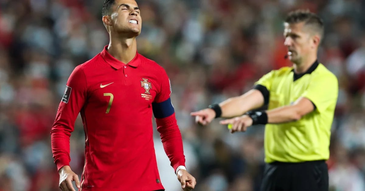 A reação de Cristiano Ronaldo após a incrível derrota de Portugal que o levou a disputar os playoffs da Copa do Mundo do Catar