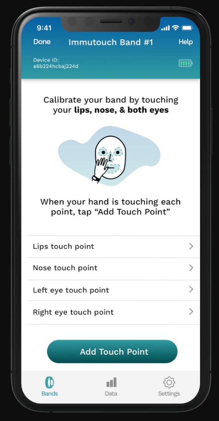 La aplicación se necesita para calibrar la pulsera al inicio. También sirve para tener un registro de las veces que uno se intentó tocar el rostro. 