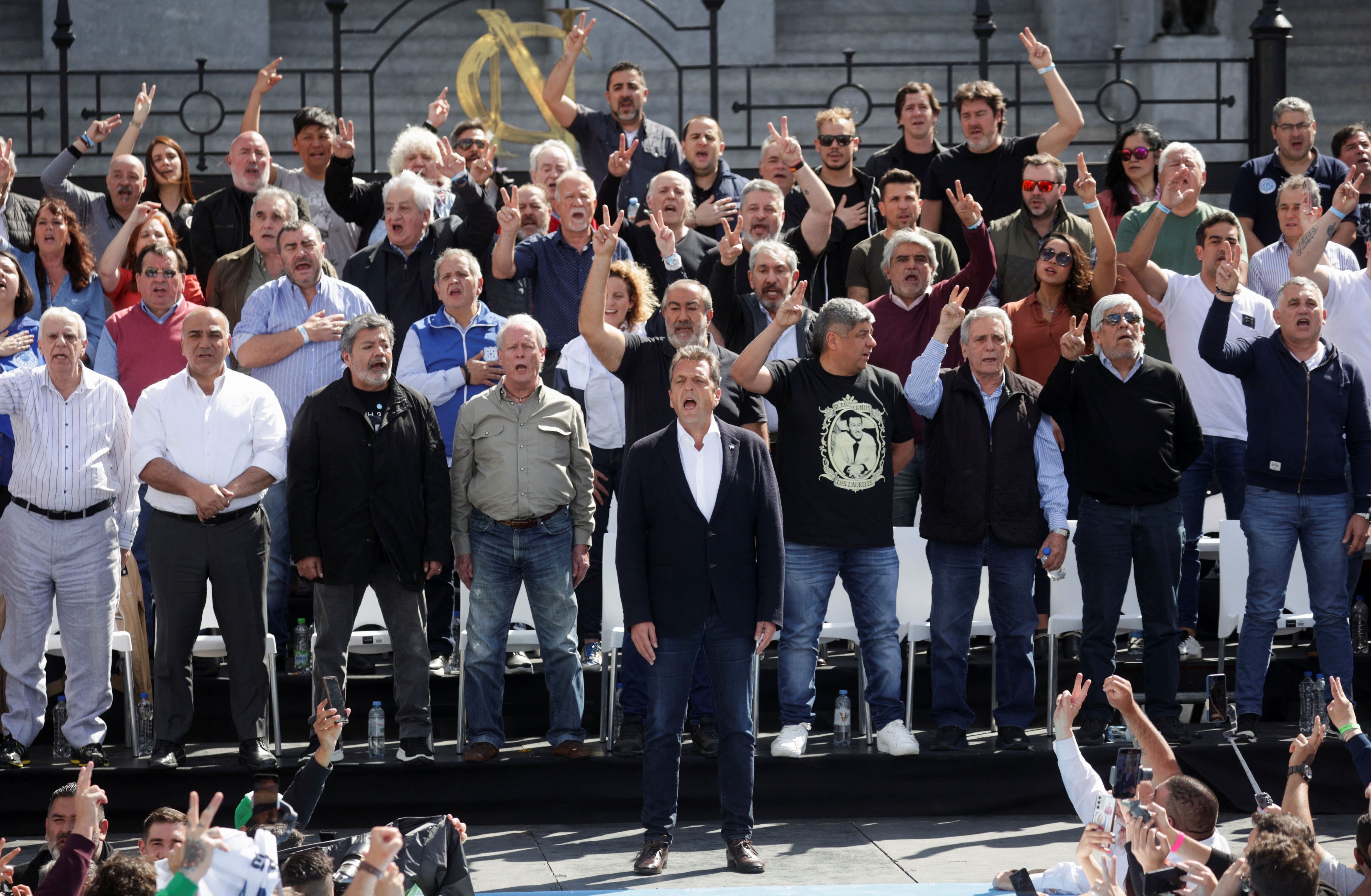 Sergio Massa y los sindicalistas entonan la Marcha Peronista (REUTERS)