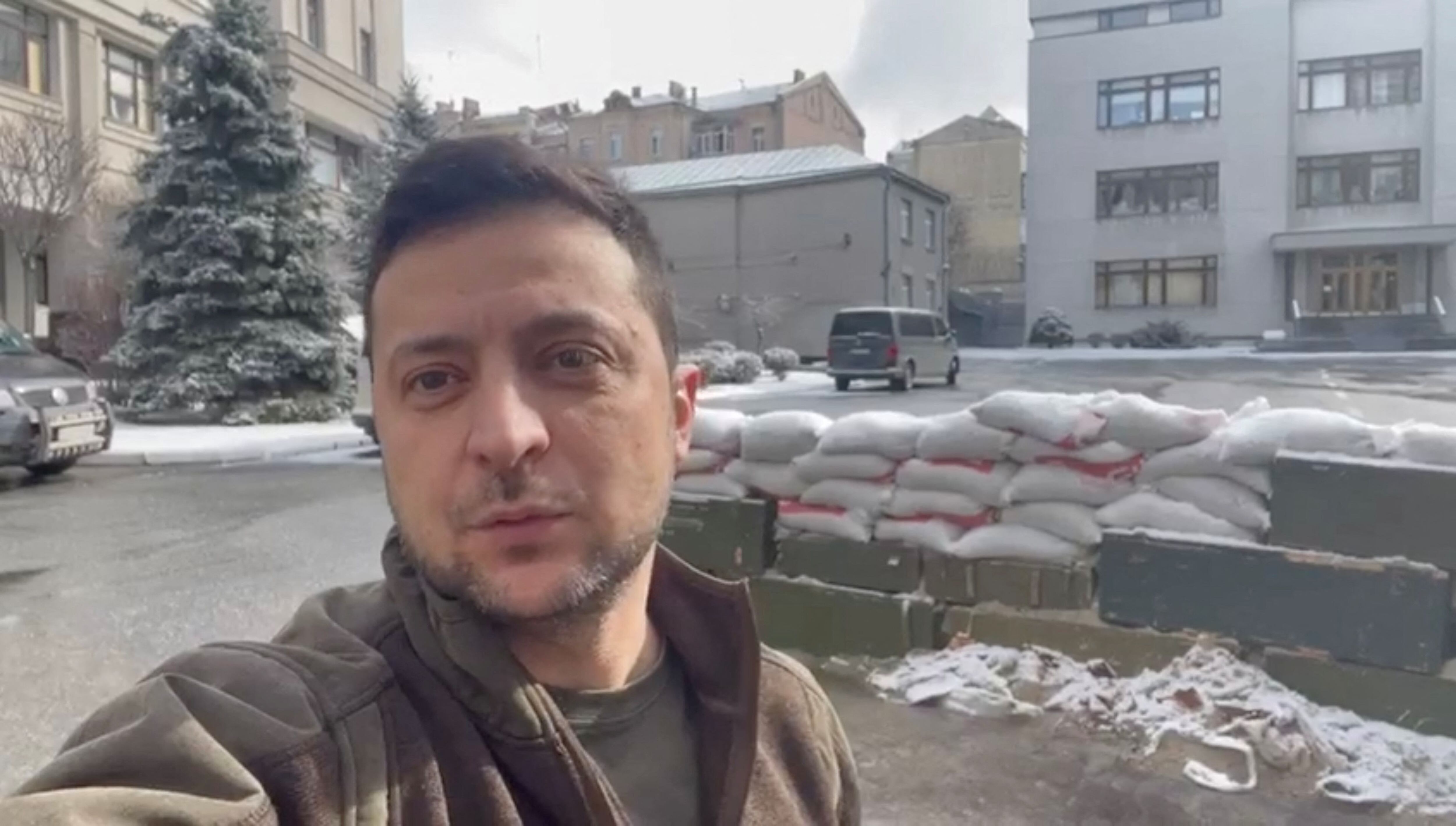 El presidente de Ucrania, Volodimir Zelensky, habla en una declaración en video con sacos de arena detrás de él, mientras continúa la invasión rusa, en Kiev (Instagram/Volodymyr Zelenskiy vía REUTERS)