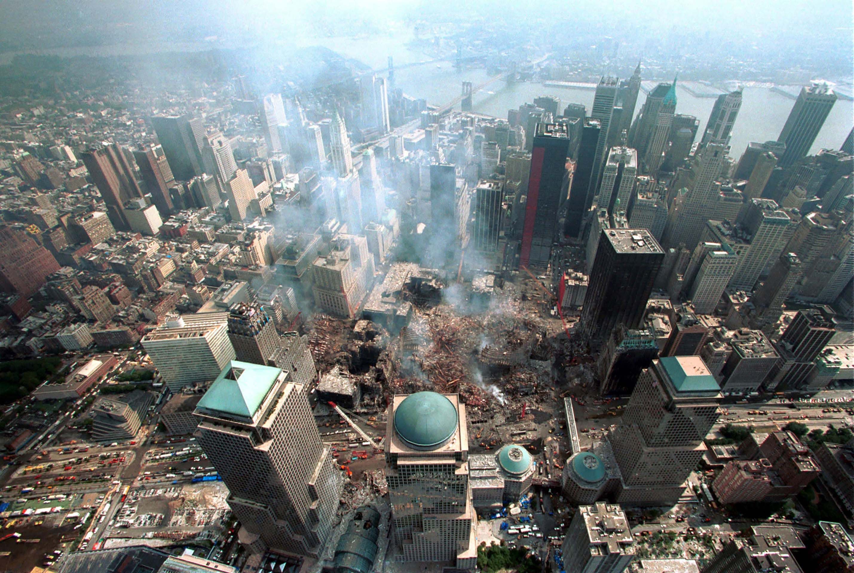 Foto aérea del desastre, lo que después sería bautizado como Ground Zero. Las dos torres no fueron las únicas en caer. A las 15.25 también se desplomó el edificio número 7 del complejo World Trade Center. Tenía 47 pisos de altura y cayó por la onda expansiva de la caída de las otras dos torres.