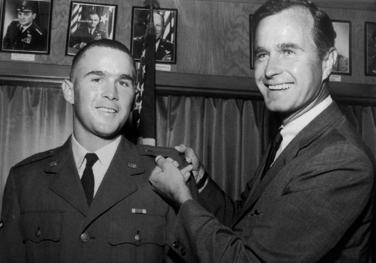 George H.W. Bush junto a su hijo George W. Bush. (AP Photo, File)