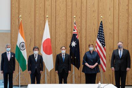 El ministro de Relaciones Exteriores de la India, Subrahmanyam Jaishankar, la contraparte de Japón, Toshimitsu Motegi, el primer ministro de Japón, Yoshihide Suga, la ministra de Relaciones Exteriores de Australia, Marise Payne, y el secretario de Estado de los Estados Unidos, Mike Pompeo, posar para una foto antes de la reunión en la oficina del primer ministro en Tokio.  Nicolas Datiche / Pool vía REUTERS