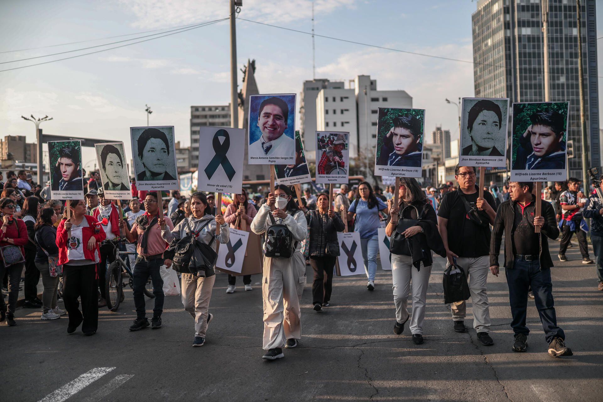 Manifestantes protestan contra el gobierno de Dina Boluarte en Lima. Miembros de organizaciones sociales y sindicales participaron en una marcha a favor de la JNJ. Foto: EFE/ Aldair Mejia 