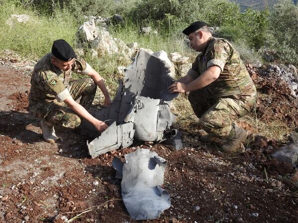 Soldados libaneses inspeccionan los restos de un cohete en Haberiyeh, Libano (REUTERS/Karamallah Daher)