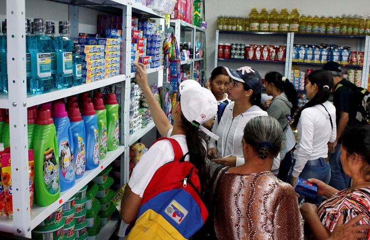 Los venezolanos que tienen algún ahora cruzan la frontera para comprar en los supermercados colombianos lo que no se consigue en Venezuela (Reuters)