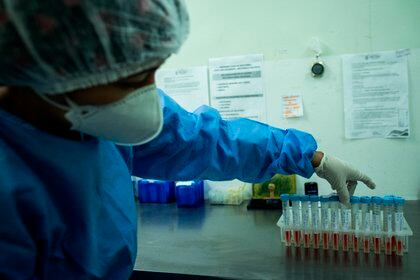 La nueva variante fue identificada en el 5,86 % de 376 muestras de sangre de pacientes con coronavirus que fueron analizadas genéticamente en marzo y abril de este año, informó la secretaría regional de Salud de Río de Janeiro en un comunicado divulgado este jueves. EFE/ Raphael Alves/Archivo
