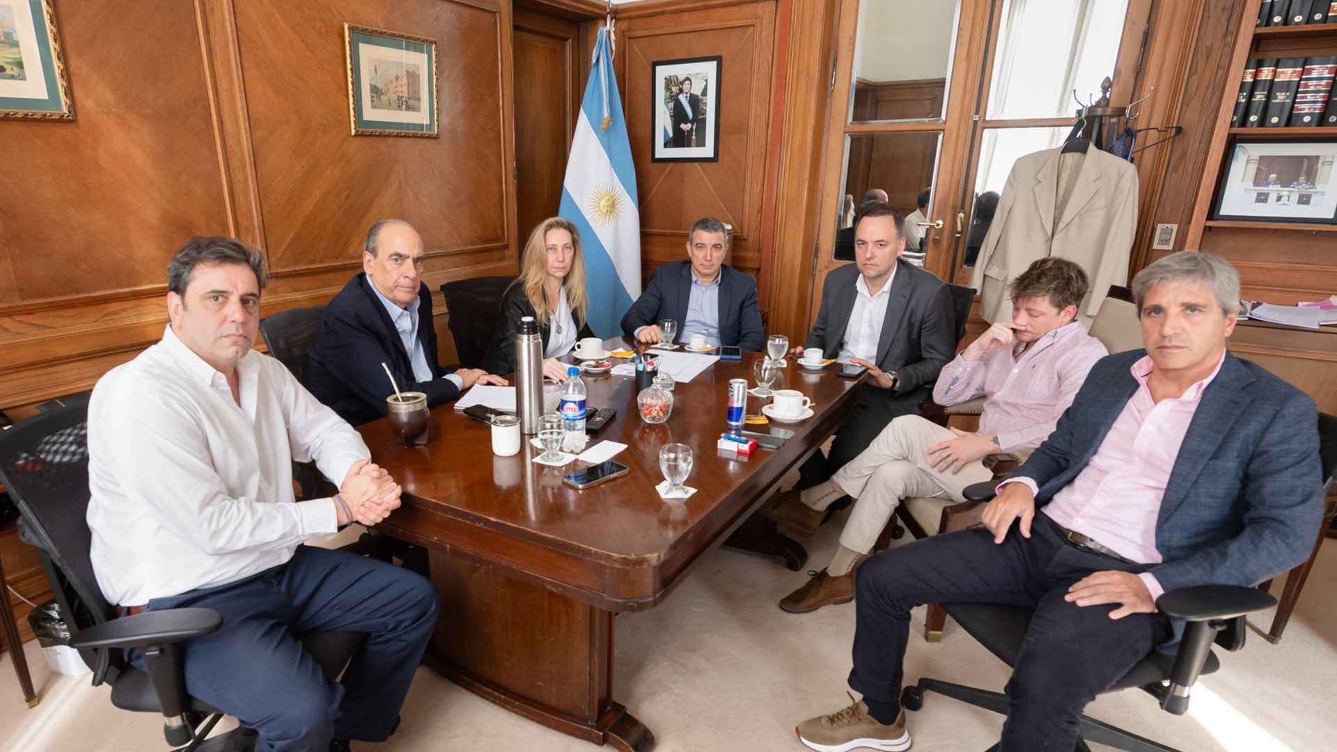 Con Santiago Caputo entre los presentes, el Gobierno inició conversaciones para vender Aerolíneas Argentinas 