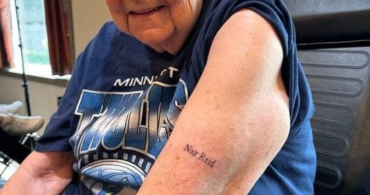 Geraldine Mannie, una aficionada de 82 años que mira todos los partidos de los Timberwolves, se hizo su primer tatuaje. (Beloved Studios)