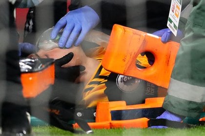 Mientras Raoul tuvo que salir con oxígeno, David Luiz volvió a la acción con una venda en la cabeza (Foto: Catherine Evil / Reuters)