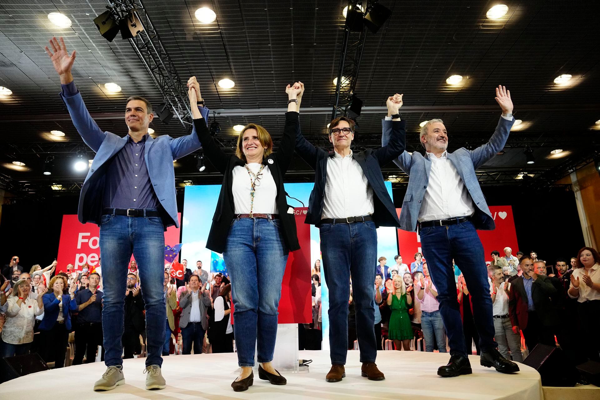 El presidente del Gobierno, Pedro Sánchez, la candidata del PSOE al Parlamento Europeo, Teresa Ribera, el candidato del PSC a la presidencia de la Generalitat, Salvador Illa, y el alcalde de Barcelona, Jaume Collboni, en un acto político en Barcelona. (EFE/Enric Fontcuberta)