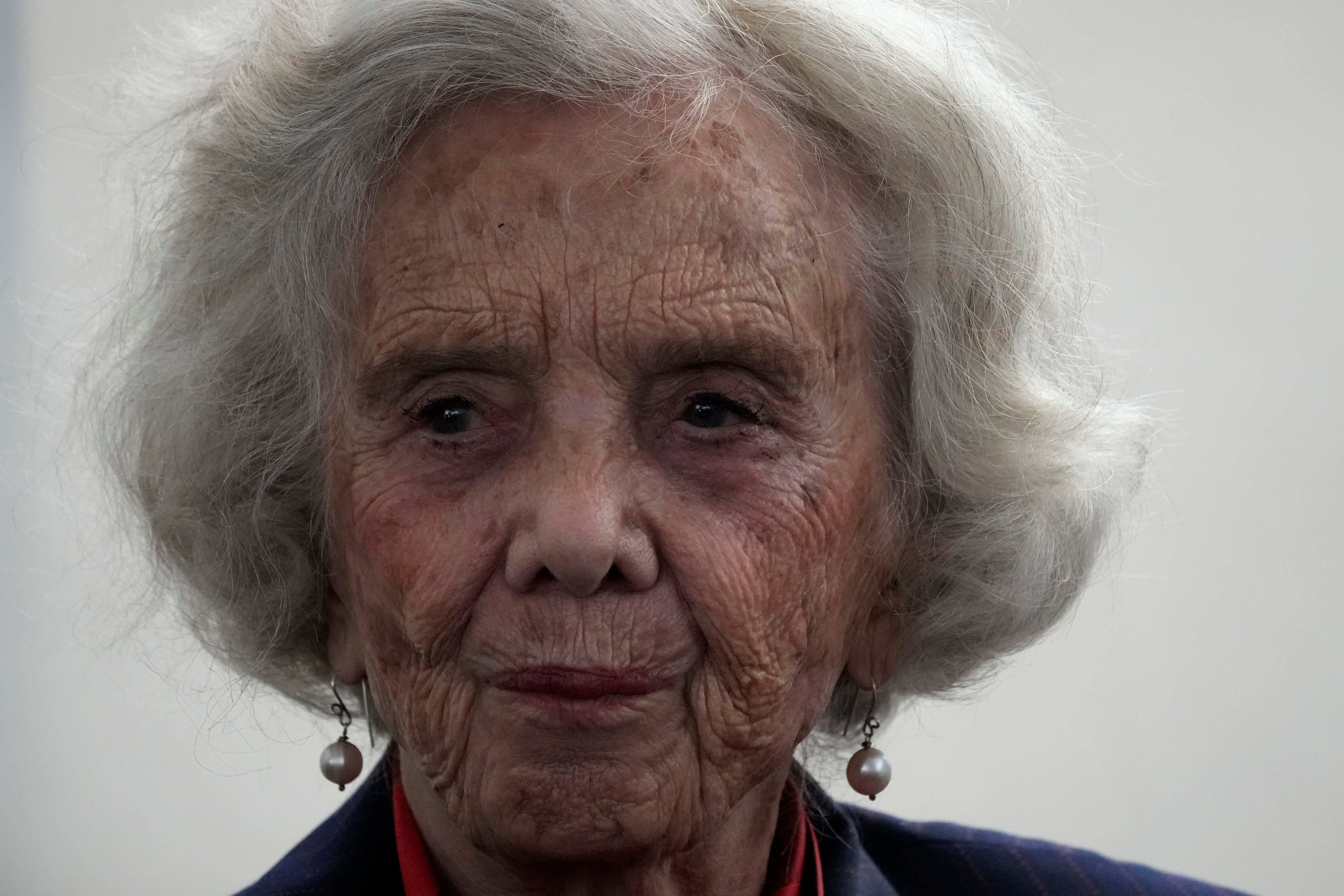 La autora mexicana Elena Poniatowska, de 91 años, en a una conferencia de prensa un día después de ser anunciada como ganadora del Premio Internacional Carlos Fuentes a la Creación Literaria en el Idioma Español. (Foto AP/Arnulfo Franco )