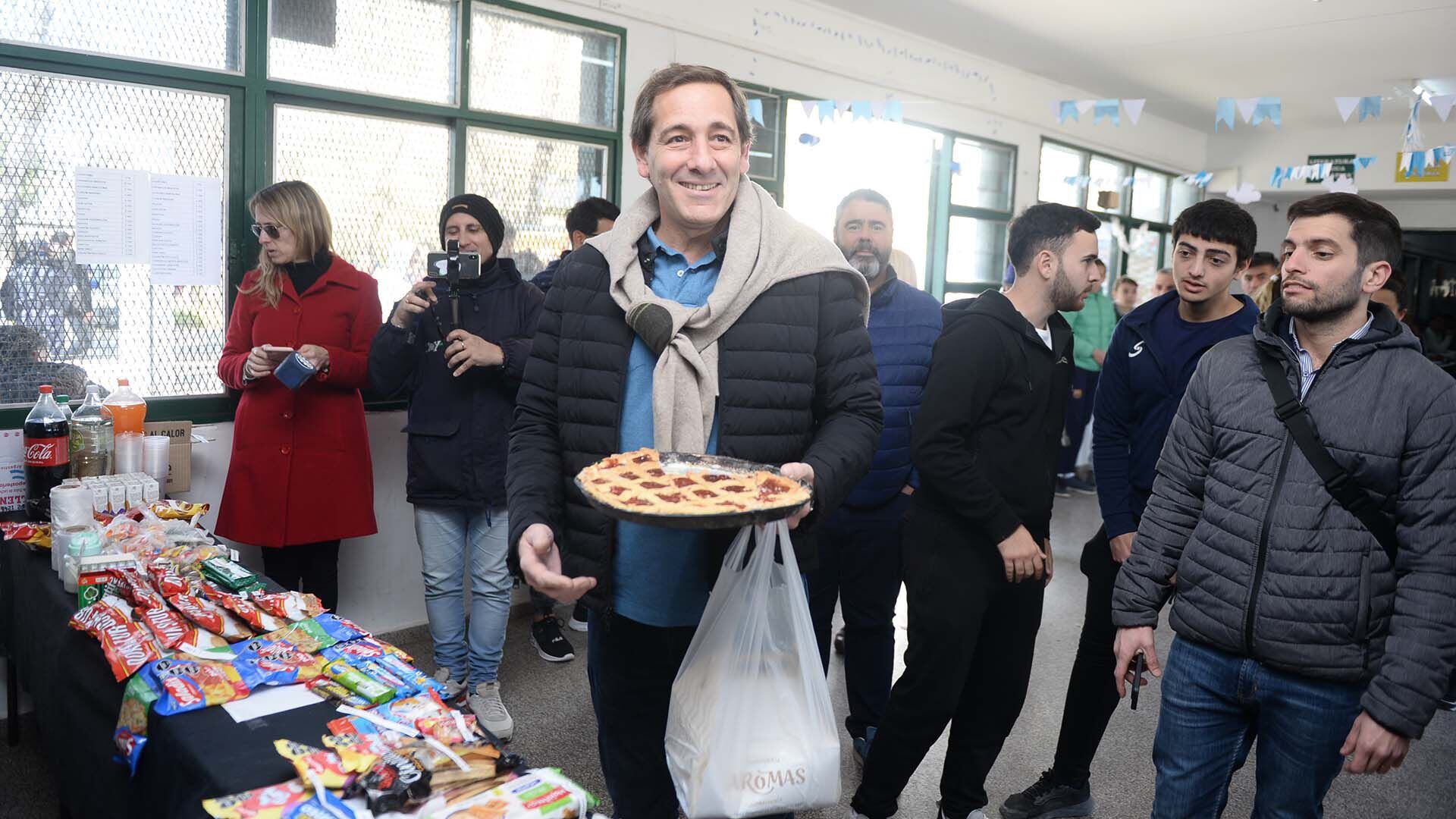 Julio Garro, intendente de La Plata, llevó comida para compartir con las autoridades de mesa. 