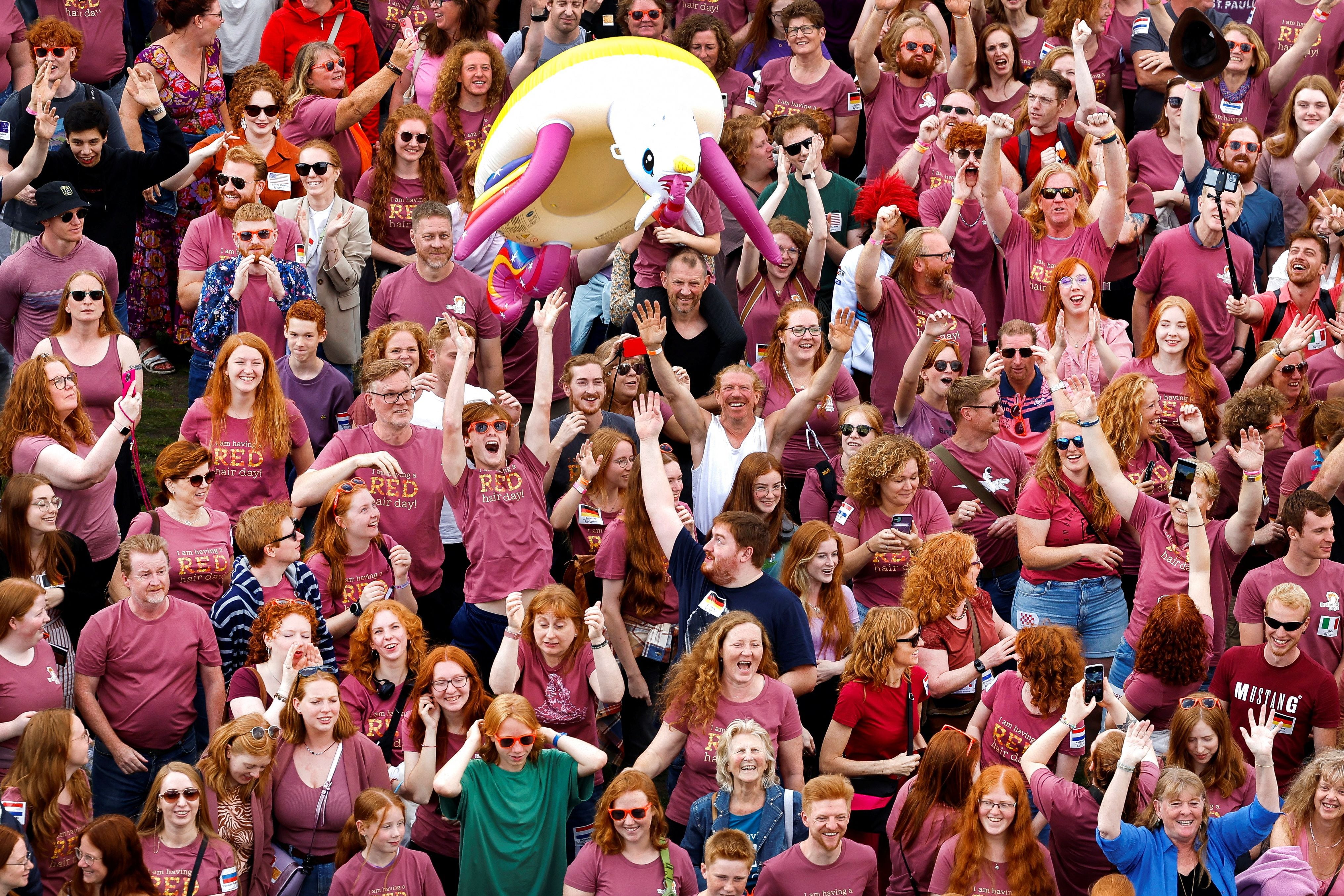 La gente asiste al festival anual Redhead Days en Tilburg, Países Bajos.