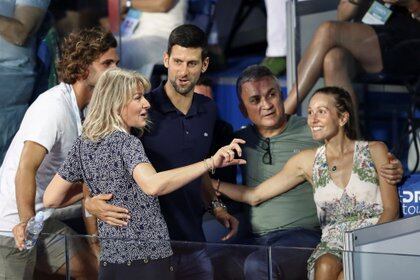 Novak Djokovic, junto a su esposa, sus padres y su hermano durante el Adria Tour (Foto: REUTERS)